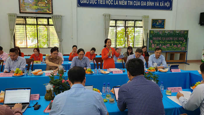 Cô Phan Thị Châu - Hiệu trưởng nhà trường phát biểu (ảnh: P.L) Cô Phan Thị Châu - Hiệu trưởng nhà trường phát biểu (ảnh: P.L)