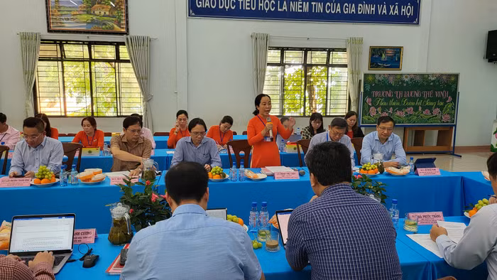 Cô Phan Thị Châu - Hiệu trưởng nhà trường phát biểu (ảnh: P.L)