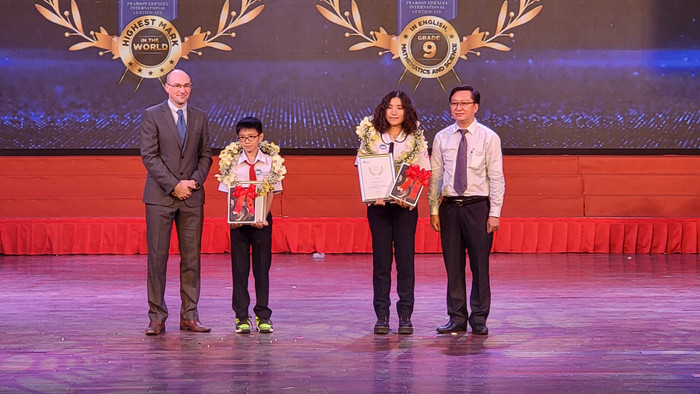 Bùi Trọng Nguyên và Huỳnh Hà Mi tại lễ đón nhận chứng chỉ Pearson Edexcel (ảnh: P.L) Bùi Trọng Nguyên và Huỳnh Hà Mi tại lễ đón nhận chứng chỉ Pearson Edexcel (ảnh: P.L)