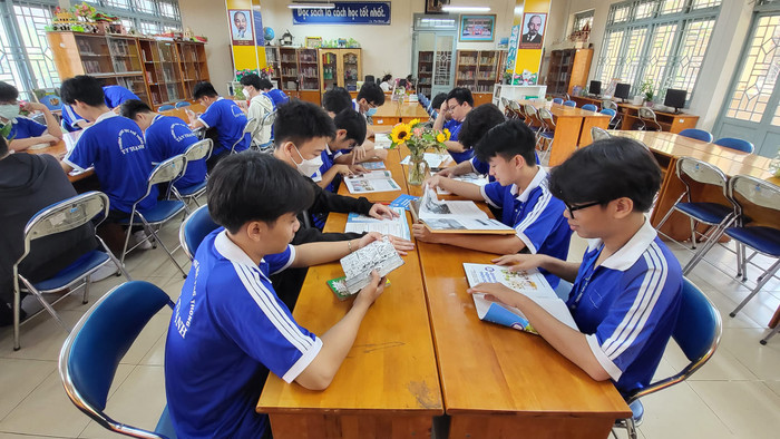 Học sinh Trường Tây Thạnh đọc sách trong không gian văn hóa Hồ Chí Minh của trường (ảnh: P.L)