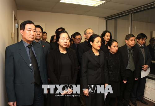 Đại sứ Nguyễn Phương Nga, Trưởng Phái đoàn đại diện thường trực Việt Nam tại Liên hợp quốc cùng tập thể lãnh đạo và cán bộ các cơ quan đại diện Việt Nam tại New York viếng nguyên Thủ tướng Phan Văn Khải. Ảnh: Hữu Hoàng/Phóng viên Thông tấn xã Việt Nam tại Mỹ Đại sứ Nguyễn Phương Nga, Trưởng Phái đoàn đại diện thường trực Việt Nam tại Liên hợp quốc cùng tập thể lãnh đạo và cán bộ các cơ quan đại diện Việt Nam tại New York viếng nguyên Thủ tướng Phan Văn Khải. Ảnh: Hữu Hoàng/Phóng viên Thông tấn xã Việt Nam tại Mỹ