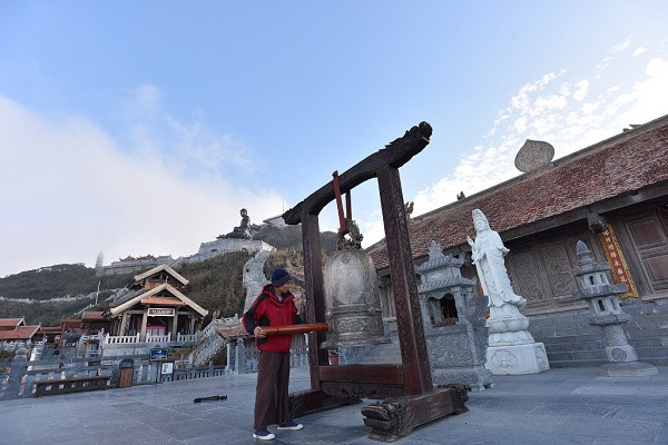 Chuông vang thiền tịnh, Bích Vân Thiền Tự tĩnh lặng giữa thinh không, huyền hoặc một ngôi sơn tự trên núi. Chuông vang thiền tịnh, Bích Vân Thiền Tự tĩnh lặng giữa thinh không, huyền hoặc một ngôi sơn tự trên núi.