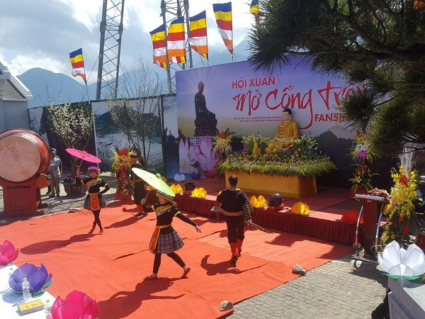 Từ ngày khai hội mùng 9 Tết Mậu Tuất đến nay, Hội xuân Mở Cổng Trời Fansipan đã thu hút hàng ngàn lượt du khách mỗi ngày đến chiêm bái cầu an, vãn cảnh, xem hội. Từ ngày khai hội mùng 9 Tết Mậu Tuất đến nay, Hội xuân Mở Cổng Trời Fansipan đã thu hút hàng ngàn lượt du khách mỗi ngày đến chiêm bái cầu an, vãn cảnh, xem hội.
