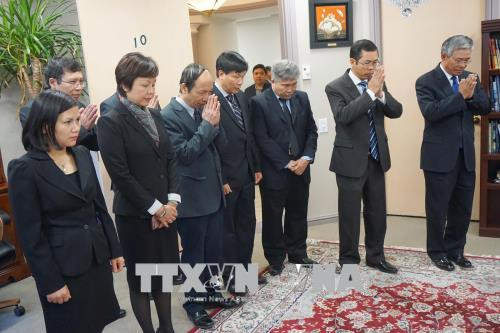 Đoàn cán bộ Đại sứ quán, nhân viên các cơ quan đại diện Việt Nam do Đại sứ Phạm Quang Vinh dẫn đầu viếng nguyên Thủ tướng Phan Văn Khải. Ảnh: Đặng Huyền/Phóng viên Thông tấn xã Việt Nam tại Mỹ. Đoàn cán bộ Đại sứ quán, nhân viên các cơ quan đại diện Việt Nam do Đại sứ Phạm Quang Vinh dẫn đầu viếng nguyên Thủ tướng Phan Văn Khải. Ảnh: Đặng Huyền/Phóng viên Thông tấn xã Việt Nam tại Mỹ.