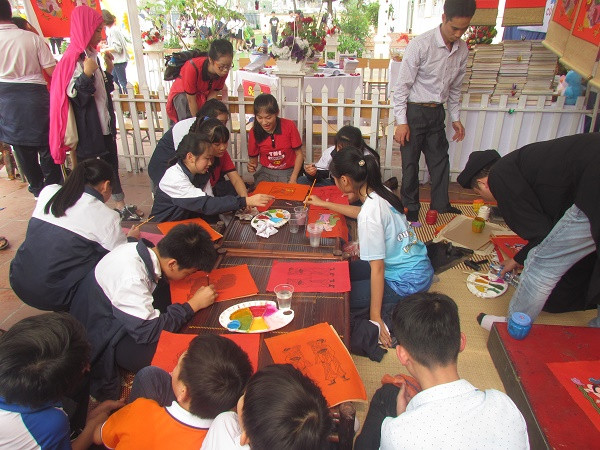 Học sinh đang say sưa học vẽ tranh đỏ Học sinh đang say sưa học vẽ tranh đỏ