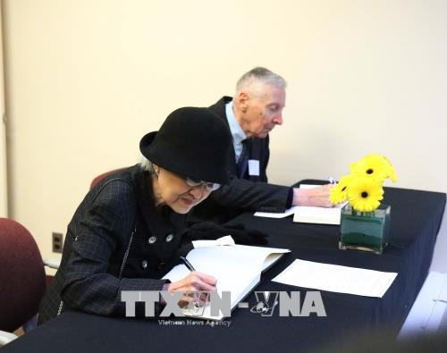 Bà con Việt kiều đến viếng và ghi sổ tang nguyên Thủ tướng Phan Văn Khải. Ảnh: Hoàng Hoa/Phóng viên Thông tấn xã Việt Nam tại Thụy Sỹ Bà con Việt kiều đến viếng và ghi sổ tang nguyên Thủ tướng Phan Văn Khải. Ảnh: Hoàng Hoa/Phóng viên Thông tấn xã Việt Nam tại Thụy Sỹ