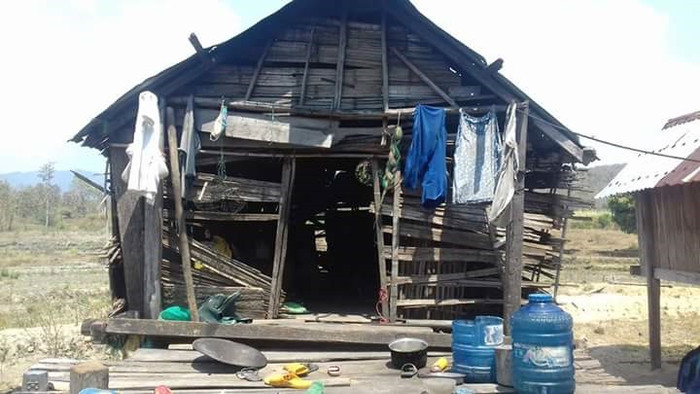 Khi cái ăn, cái mặc còn thiếu thì việc cho con cái đến lớp cũng chẳng mấy ai mặn mà. Khi cái ăn, cái mặc còn thiếu thì việc cho con cái đến lớp cũng chẳng mấy ai mặn mà.