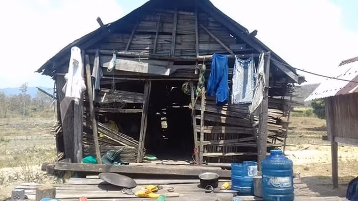 Khi cái ăn, cái mặc còn thiếu thì việc cho con cái đến lớp cũng chẳng mấy ai mặn mà.