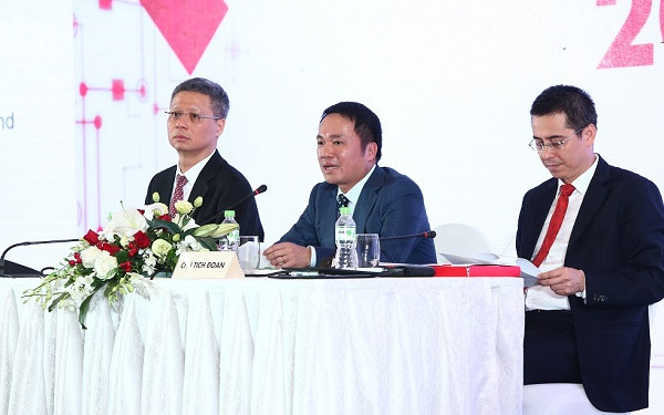 Ban lãnh đạo ngân hàng trả lời các câu hỏi tại Đại hội cổ đông.