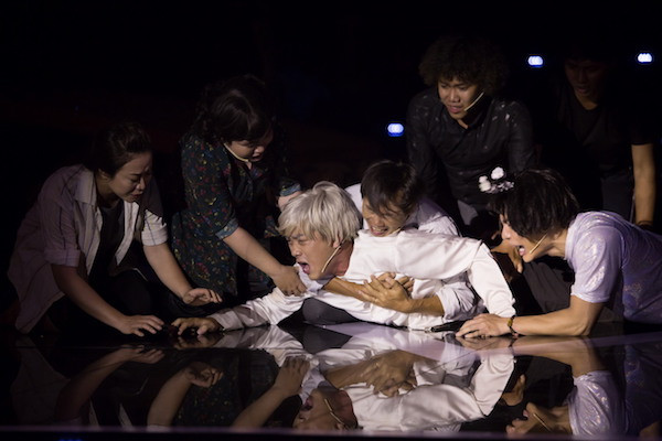 Phân cảnh ông Sáu nhảy khỏi xe lăn gào khóc nhớ thương người chị đã mất vì bão giông không có cầu phải qua đò khiến người xem xúc động của nhóm Kỳ tài