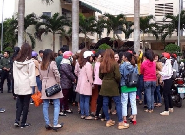 Các giáo viên bị chấm dứt hợp đồng đến Uỷ ban nhân dân huyện Krông Păk để phản đối. (Ảnh: Báo Nhân dân) Các giáo viên bị chấm dứt hợp đồng đến Uỷ ban nhân dân huyện Krông Păk để phản đối. (Ảnh: Báo Nhân dân)