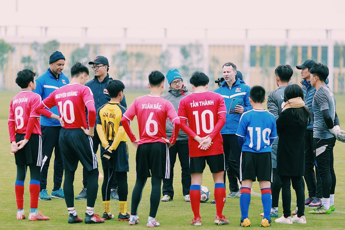 Giám đốc bóng đá PVF Ryan Giggs trong buổi tập với các học viên xuất sắc của PVF.