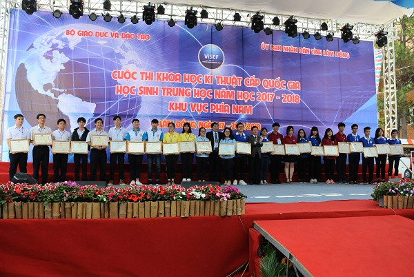 Lễ trao giải cuộc thi khoa học kĩ thuật cấp quốc gia học sinh trung học năm 2017-2018 khu vực phía NAm. (Ảnh do tác giả cung cấp) Lễ trao giải cuộc thi khoa học kĩ thuật cấp quốc gia học sinh trung học năm 2017-2018 khu vực phía NAm. (Ảnh do tác giả cung cấp)