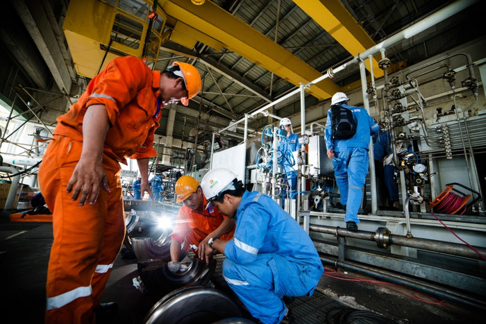 Cán bộ kỹ sư khối sản xuất luôn tối ưu hóa công nghệ trong vận hành