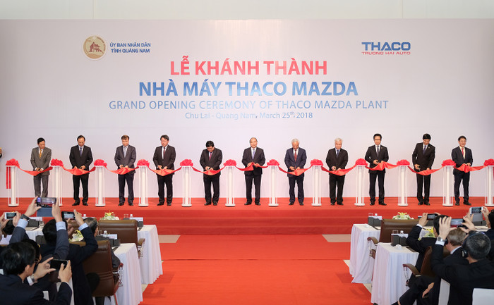 Thủ tướng và các đại biểu cắt băng khánh thành Nhà máy sản xuất ô tô Thaco Mazda. Ảnh: VGP/Quang Hiếu Thủ tướng và các đại biểu cắt băng khánh thành Nhà máy sản xuất ô tô Thaco Mazda. Ảnh: VGP/Quang Hiếu