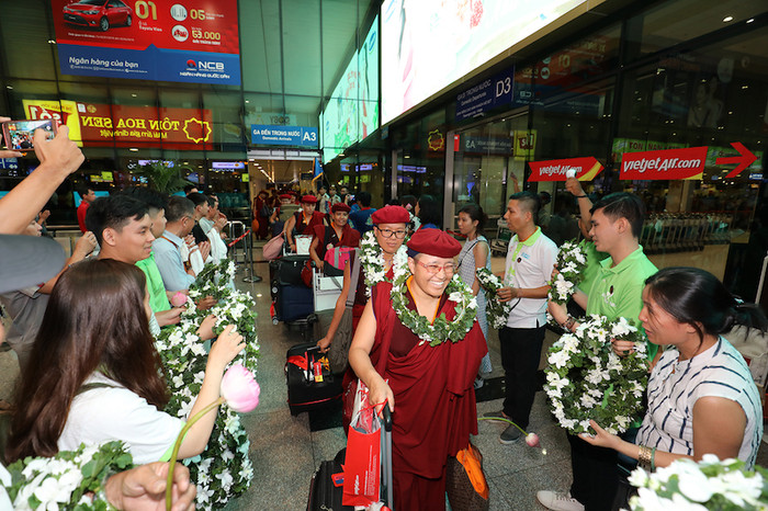 Đông đảo người dân, Phật tử dâng hoa cung đón Đức Pháp Vương Đông đảo người dân, Phật tử dâng hoa cung đón Đức Pháp Vương