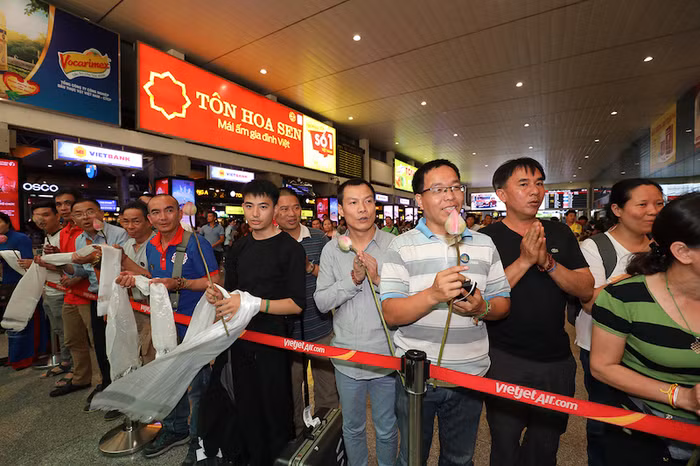 Đông đảo người dân, Phật tử dâng hoa cung đón Đức Pháp Vương.