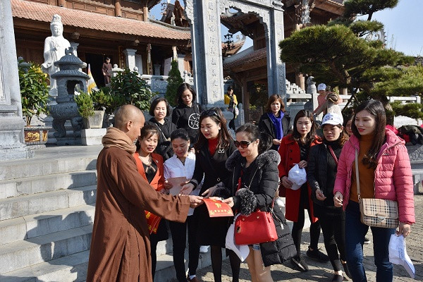 Nhưng với nhiều du khách, đến Fansipan, xem hội chưa phải là phần hấp dẫn nhất. Điều linh thiêng, mục tiêu lớn nhất của hành trình về Tây Bắc ấy là Nóc nhà Đông Dương, và nữa là quần thể văn hóa tâm linh kỳ vỹ trên khu vực đỉnh thiêng. Bắt đầu hành trình đó, với món quà linh thiêng là bùa trì chú được ban bởi sư thầy ngay nơi Bảo An Thiền Tự, du khách đã thấy tâm an, lòng tĩnh. Nhưng với nhiều du khách, đến Fansipan, xem hội chưa phải là phần hấp dẫn nhất. Điều linh thiêng, mục tiêu lớn nhất của hành trình về Tây Bắc ấy là Nóc nhà Đông Dương, và nữa là quần thể văn hóa tâm linh kỳ vỹ trên khu vực đỉnh thiêng. Bắt đầu hành trình đó, với món quà linh thiêng là bùa trì chú được ban bởi sư thầy ngay nơi Bảo An Thiền Tự, du khách đã thấy tâm an, lòng tĩnh.