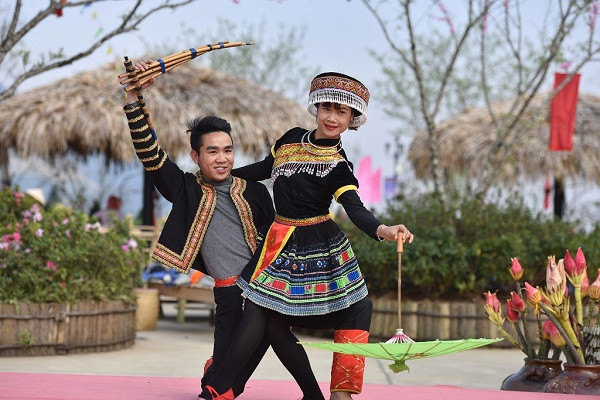 Đón khách ở khu vực lễ hội là những màn trình diễn múa khèn được thể hiện bởi những nghệ sỹ dân tộc đến từ các bản làng quan Sa Pa. Trong sắc hoa Tây Bắc, trong hơi ấm mùa xuân, tiếng khèn điệu múa của người H’Mông khiến lòng người mở hội. Đón khách ở khu vực lễ hội là những màn trình diễn múa khèn được thể hiện bởi những nghệ sỹ dân tộc đến từ các bản làng quan Sa Pa. Trong sắc hoa Tây Bắc, trong hơi ấm mùa xuân, tiếng khèn điệu múa của người H’Mông khiến lòng người mở hội.