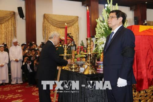 Đoàn đại biểu Ban Chấp hành Trung ương Đảng Cộng sản Việt Nam, do Tổng Bí thư Nguyễn Phú Trọng dẫn đầu, viếng đồng chí Phan Văn Khải. Ảnh: Trí Dũng/TTXVN.