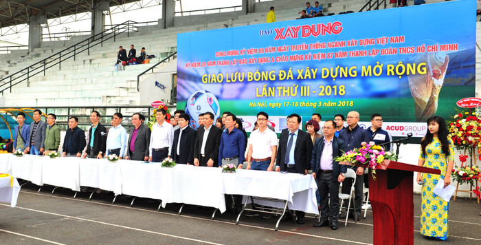 Các đại biểu làm lễ chào cờ Các đại biểu làm lễ chào cờ