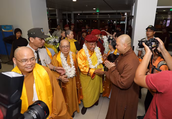 Thượng tọa Thích Thanh Phong (phải) cung đón Đức Pháp Vương và Tăng đoàn tại sân bay Tân Sơn Nhất.