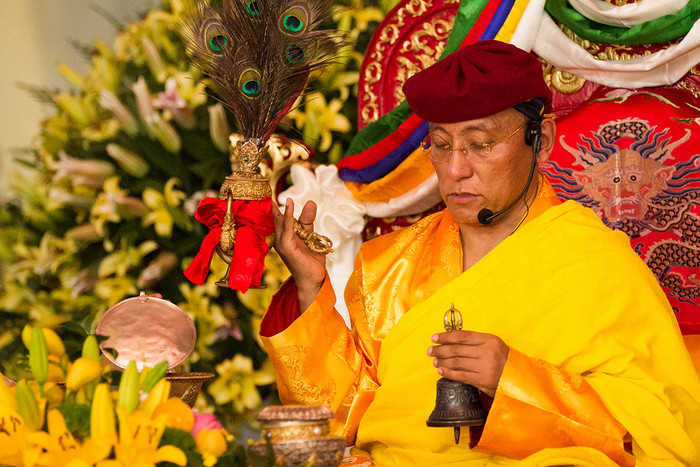 Đức Pháp Vương cử hành nghi thức tắm Phật, giúp các chướng ngại của chư hương linh được tịnh hoá.