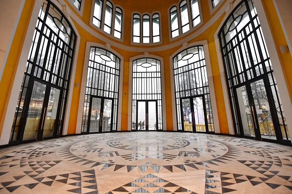 Cổng vào khách sạn MGallery Sa Pa cũng là lối dẫn vào nhà ga Tàu hỏa leo núi Mường Hoa Cổng vào khách sạn MGallery Sa Pa cũng là lối dẫn vào nhà ga Tàu hỏa leo núi Mường Hoa