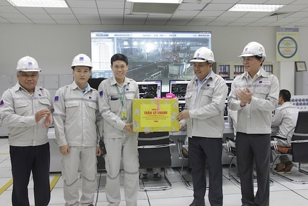 Đồng chí Trần Sỹ Thanh, Ủy viên Trung ương Đảng, Phó Trưởng Ban Kinh tế Trung ương, Bí thư Đảng ủy, Chủ tịch Hội đồng thành viên PVN đến thăm, làm việc và tặng quà cho cán bộ công nhân viên Nhà máy Đạm Cà Mau