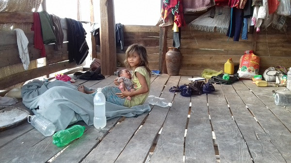 Cuộc sống của người dân nơi đây còn rất nghèo khó Cuộc sống của người dân nơi đây còn rất nghèo khó