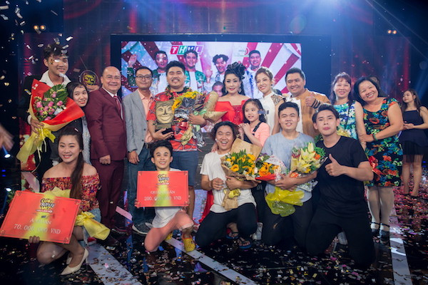 Nhóm Kỳ tài và Khủng long tí hon chia sẻ niềm vui cùng giám khảo và khán giả