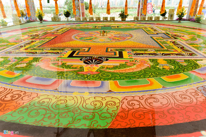 Nhà trưng bày tuyệt tác tranh Đại Mandala Phật Quan Âm bằng ngọc, đá quý. Nhà trưng bày tuyệt tác tranh Đại Mandala Phật Quan Âm bằng ngọc, đá quý.