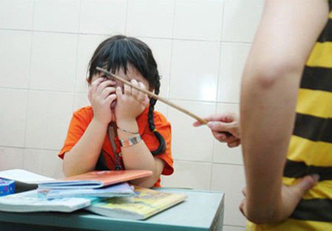 Việc sử dụng đòn roi có thể khiến học sinh bị áp lực tâm lý. (Ảnh minh họa: VTV) Việc sử dụng đòn roi có thể khiến học sinh bị áp lực tâm lý. (Ảnh minh họa: VTV)