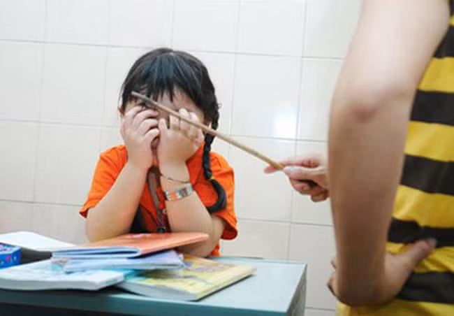 Việc sử dụng đòn roi có thể khiến học sinh bị áp lực tâm lý. (Ảnh minh họa: VTV)