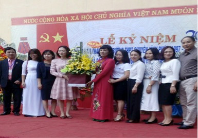 Thầy trò trong Hội trường Trung học phổ thông Chuyên Vĩnh Phúc 2017. Thầy trò trong Hội trường Trung học phổ thông Chuyên Vĩnh Phúc 2017.