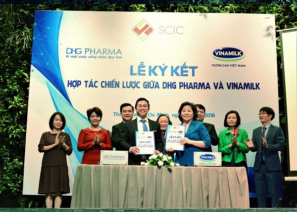 Ông Đoàn Đình Khương – Quyền Tổng Giám đốc DHG Pharma và bà Mai Kiều Liên - Tổng Giám đốc Công ty Cổ phần Sữa Việt Nam cùng ký kết hợp tác chiến lược. Ông Đoàn Đình Khương – Quyền Tổng Giám đốc DHG Pharma và bà Mai Kiều Liên - Tổng Giám đốc Công ty Cổ phần Sữa Việt Nam cùng ký kết hợp tác chiến lược.