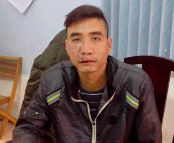 Tên cướp tại cơ quan công an (Ảnh do bị hại cung cấp) Tên cướp tại cơ quan công an (Ảnh do bị hại cung cấp)