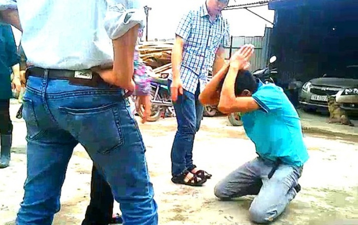 "Cháu xin cô để cháu xử bọn này..." "Cháu xin cô để cháu xử bọn này..."