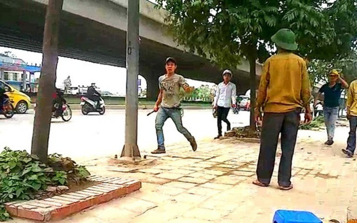 Nam thanh niên đội mũ đang cầm vũ khí trên tay, hung hăng đi tìm đối thủ Nam thanh niên đội mũ đang cầm vũ khí trên tay, hung hăng đi tìm đối thủ