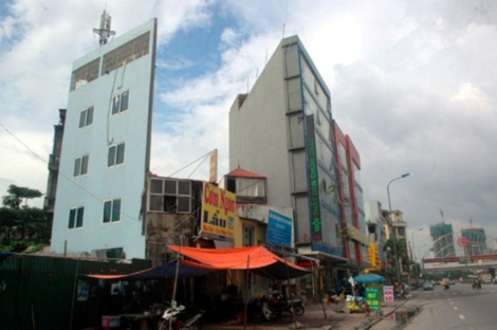Những ngôi nhà méo mó - hình ảnh quen thuộc tại thủ đô Hà Nội (Ảnh Tiến Dũng) Những ngôi nhà méo mó - hình ảnh quen thuộc tại thủ đô Hà Nội (Ảnh Tiến Dũng)