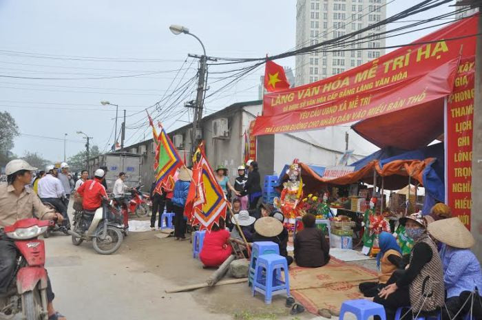 Người dân Mễ Trì đã tập trung nhiều ngày ở gần UB xã, yêu cầu chính quyền trả lại cho dân con đường cổ. (Ảnh GDVN) Người dân Mễ Trì đã tập trung nhiều ngày ở gần UB xã, yêu cầu chính quyền trả lại cho dân con đường cổ. (Ảnh GDVN)