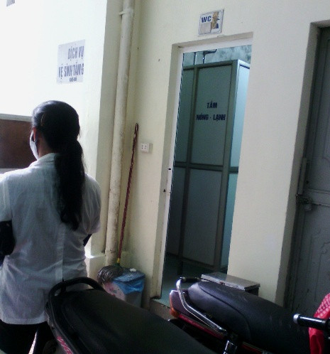 Khu nhà vệ sinh và người phụ nữ phụ trách việc "thu phí" Khu nhà vệ sinh và người phụ nữ phụ trách việc "thu phí"