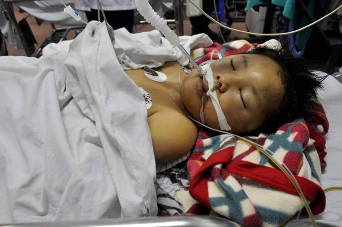 Bé Lộc đã qua đời vì trận đòn dã man của người bố đẻ