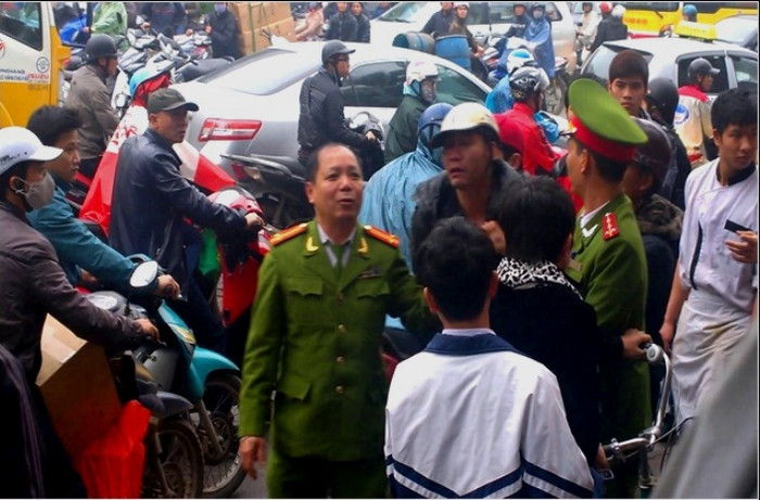 Đối tượng cướp điện thoại táo tợn bị công an cùng nhân dân vây bắt Đối tượng cướp điện thoại táo tợn bị công an cùng nhân dân vây bắt