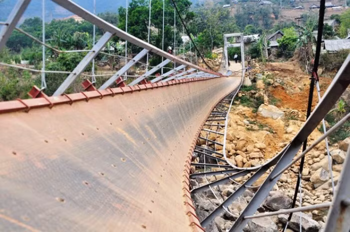 Cầu treo Chu Va 6 bị lật khiến nhiều người thương vong (Ảnh Zing) Cầu treo Chu Va 6 bị lật khiến nhiều người thương vong (Ảnh Zing)