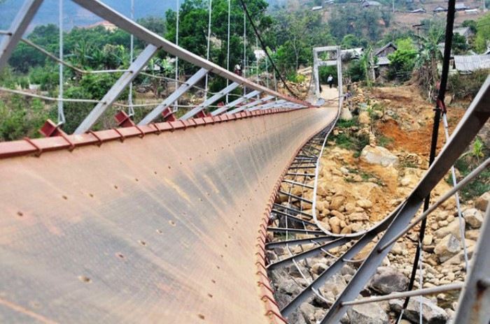 Cầu treo Chu Va 6 bị lật khiến nhiều người thương vong (Ảnh Zing)