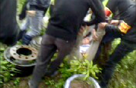 Ông Nguyễn Văn Đoàn, GĐ Công ty Nông Thôn tố bị những "người lạ mặt" xông vào hành hung và khiêng ông ném ra ngoài Ông Nguyễn Văn Đoàn, GĐ Công ty Nông Thôn tố bị những "người lạ mặt" xông vào hành hung và khiêng ông ném ra ngoài