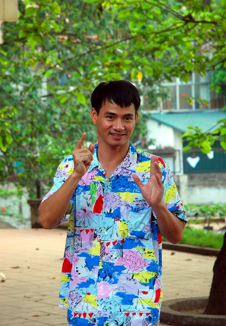 Nam Tào - Xuân Bắc (xem trọn bài về Xuân Bắc) Trong cuộc sống hiện đại bon chen, xô bồ, để có cuộc sống vui vẻ, tràn đầy sinh lực, Xuân Bắc tâm niệm đúng một điều: Bản thân bạn phải nhìn nhận cuộc sống tươi đẹp, không cố tạo áp lực cho bằng bạn bằng bè. "Đi trên đường, tôi thường nghĩ, nếu một ngày nào đó không còn nhìn thấy cái cột điện bị đổ, không thấy cảnh thấy tắc đường, dây điện lằng ngoằng và những thứ vớ vẩn nhất, chắc chắn sẽ buồn lắm. Hay thi vị hơn tý, nếu không được ngắm những cô gái đẹp, được thích thú với những đường cong đó, tôi cũng buồn". Anh cho biết thích nhất con rồng trong 12 con giáp vì... anh không giống nó một điểm nào cả!.