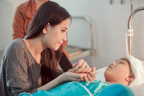 Ngày 23-3, bé Như Ý (13 tuổi, học sinh Trường THCS quận Bình Thủy) đang giúp cô ruột ép nước mía bán cho khách thì bất ngờ bị máy ép nước mía cuốn tóc, kéo đầu vào máy. Ngày 23-3, bé Như Ý (13 tuổi, học sinh Trường THCS quận Bình Thủy) đang giúp cô ruột ép nước mía bán cho khách thì bất ngờ bị máy ép nước mía cuốn tóc, kéo đầu vào máy.