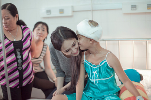 Mai Phương Thúy hỏi thăm, trò chuyện với bé Như Ý. Mai Phương Thúy hỏi thăm, trò chuyện với bé Như Ý.